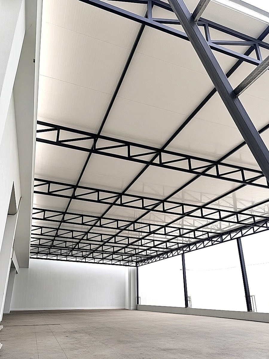 Steel truss puff ceiling in an empty shed