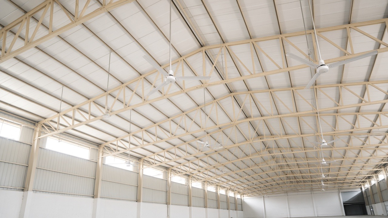 Insulated puff ceiling in an empty hall